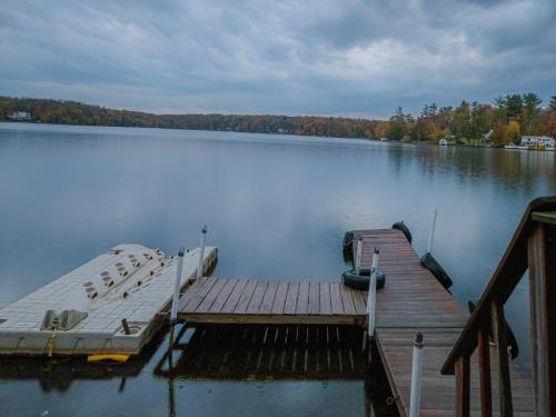 Lakefront 10BR Retreat w Sauna in White Lake, USA