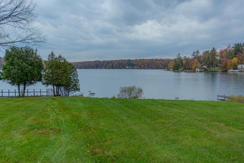 Lakefront 10BR Retreat w Sauna in White Lake, USA