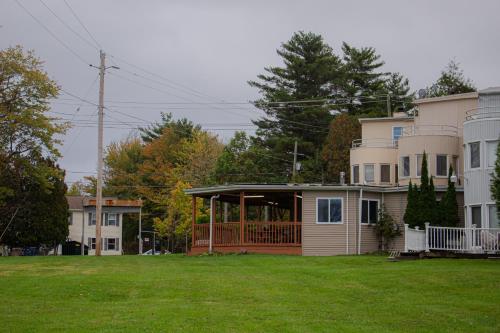 Lakefront 10BR Retreat w Sauna in White Lake, USA