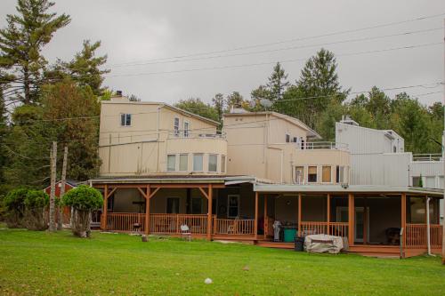 Lakefront 10BR Retreat w Sauna in White Lake, USA