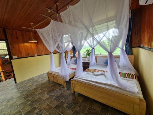 Triple Room with Balcony image 5