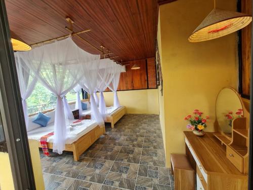 Triple Room with Balcony room in Hiếu Hương Homestay