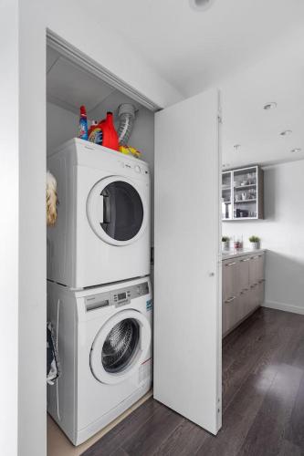 Spacious 2 BR Downtown Condo with Mountain Views in Vancouver, Canada