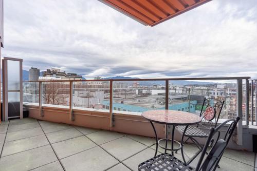 Spacious 2 BR Downtown Condo with Mountain Views in Vancouver, Canada