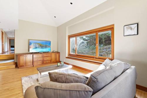 The Mountainside Retreat Home in West Vancouver, Canada