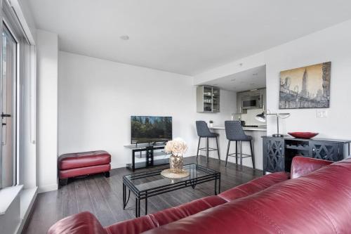 Spacious 2 BR Downtown Condo with Mountain Views in Vancouver, Canada