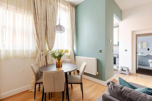 Stylish flat in central location with free parking, Swindon (zdjęcie 6)