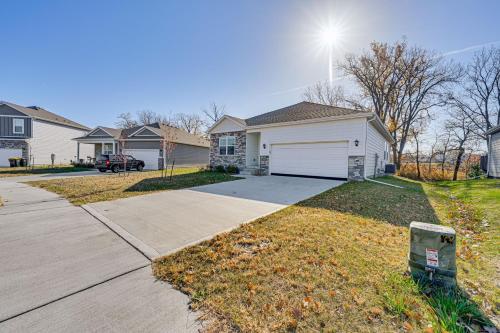 15 Mi to Dtwn Des Moines Pet-Friendly Waukee Home in Waukee, USA