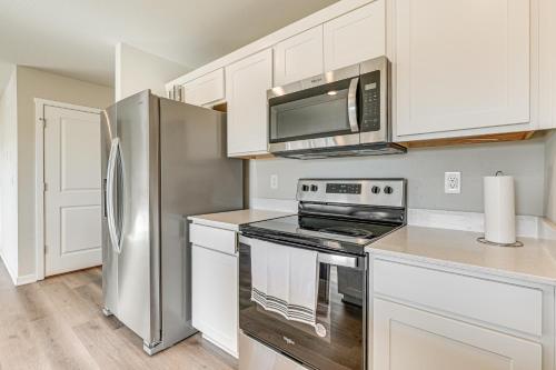 15 Mi to Dtwn Des Moines Pet-Friendly Waukee Home in Waukee, USA