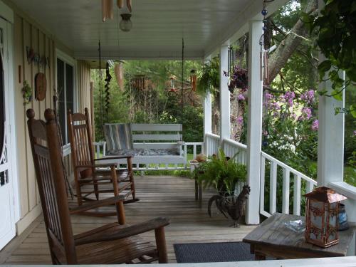 Henson Cove Place Bed and Breakfast w/Cabin in Hiawassee, USA