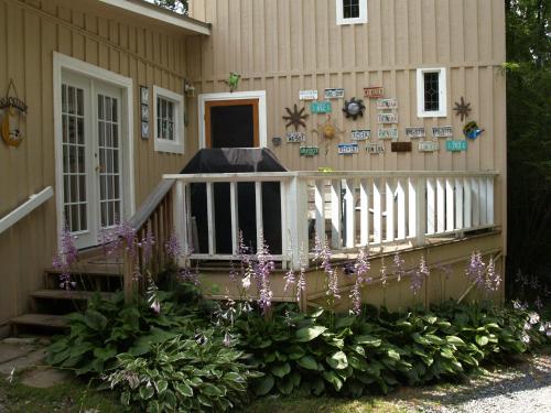 Henson Cove Place Bed and Breakfast w/Cabin in Hiawassee, USA