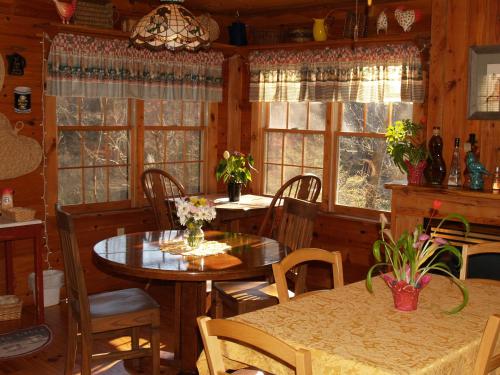 Henson Cove Place Bed and Breakfast w/Cabin in Hiawassee, USA