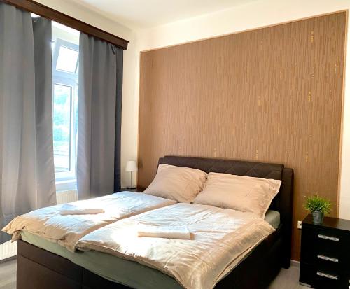 1 double bed, 1 twin bed