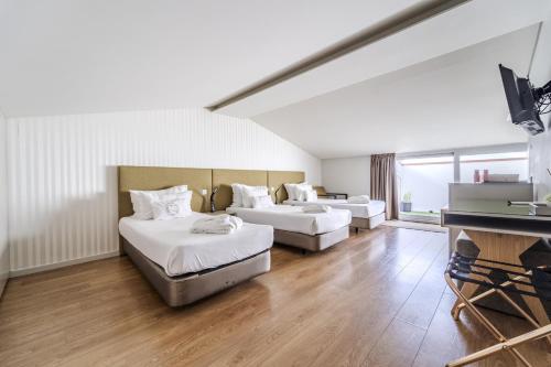 3 twin beds