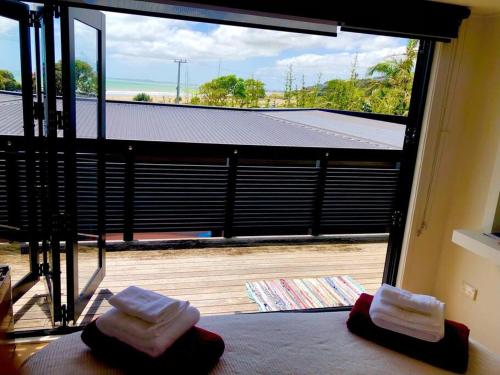 Balkons/terase, Ahipara Beach Front, modern stylish bach in Ahipara