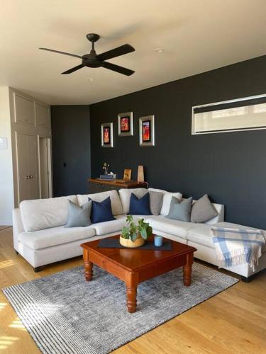 Ahipara Beach Front, modern stylish bach in Ahipara