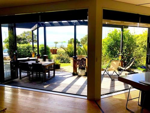 Skats, Ahipara Beach Front, modern stylish bach in Ahipara