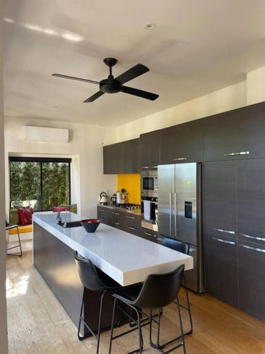 Ahipara Beach Front, modern stylish bach in Ahipara