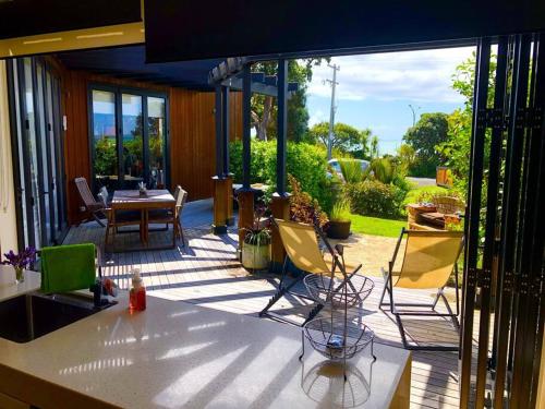 Iekārtas, Ahipara Beach Front, modern stylish bach in Ahipara