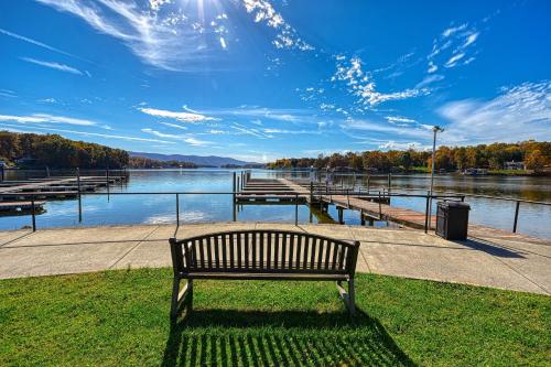 On the Lake Condo - Mariners Landing Country Club in Huddleston, USA