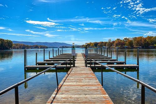 On the Lake Condo - Mariners Landing Country Club in Huddleston, USA