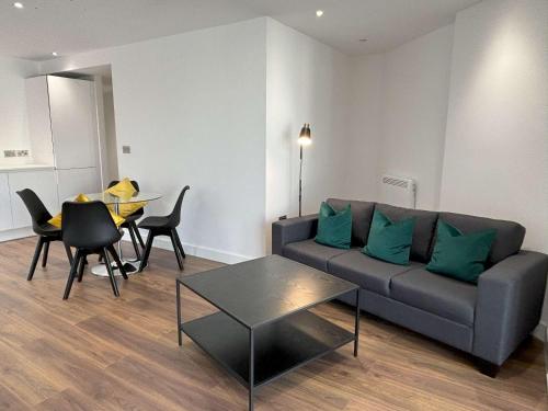Modern 2 bed with parking - Grand Exchange, Brackn - Tap to explore photos
