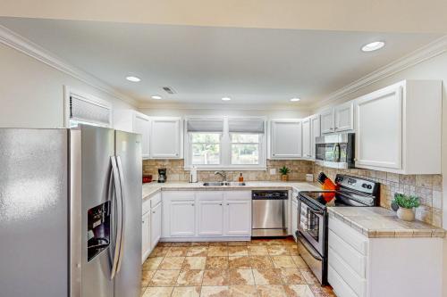 Cedar Pines Bungalow in Lancaster, USA