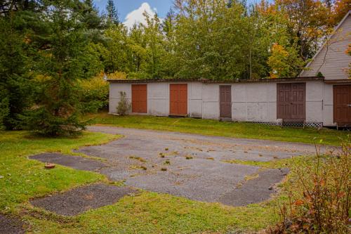 Lakefront 10BR Retreat w Sauna in White Lake, USA