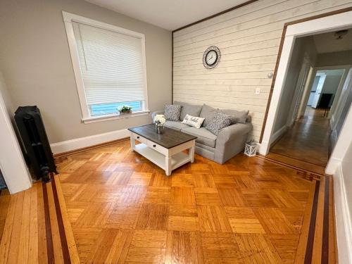 The Allen House - 3 Bedroom - 2 Full Bath - Private Gorgeous Apartment - Sleeps 8 in Albany, USA