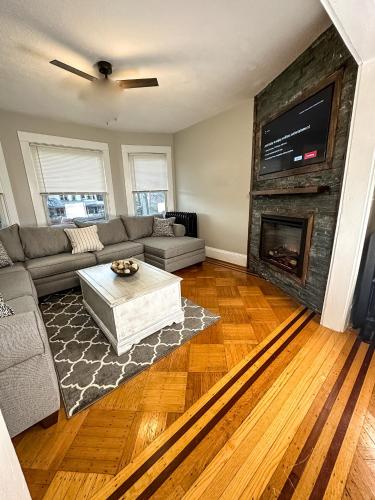 The Allen House - 3 Bedroom - 2 Full Bath - Private Gorgeous Apartment - Sleeps 8 in Albany, USA