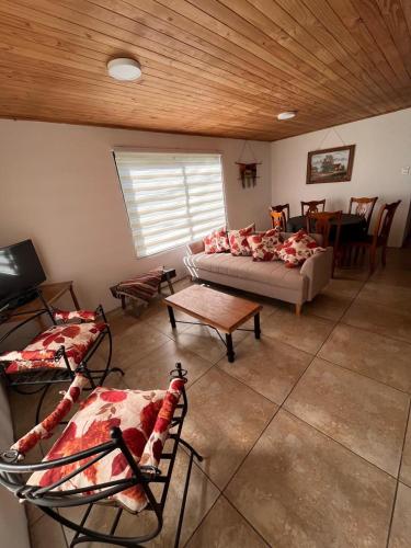 Cómoda Cabaña ubicada en Camino zapallar (Comoda Cabana ubicada en Camino zapallar) in คูริโค่