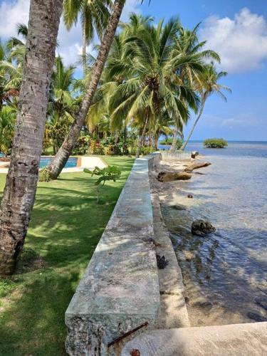 Entire Villa with pool in front of beach! in Portobelo