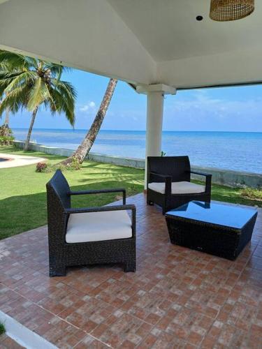 Entire Villa with pool in front of beach! in Portobelo