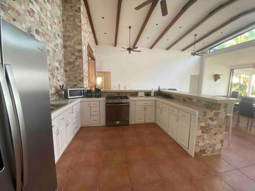 Entire Villa with pool in front of beach! in Portobelo