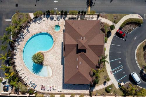 Comfort and Style 3BR Near Disney Sleeps 8 - image 2