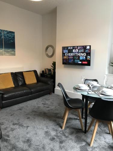 Bright Spacious 3-bed with office & patio, Preston, Preston (zdjęcie 9)