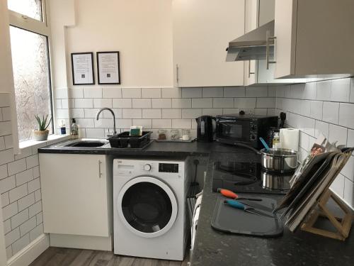 Bright Spacious 3-bed with office & patio, Preston, Preston (zdjęcie 3)