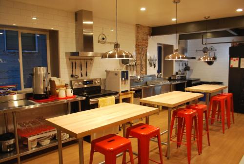 Kitchen, Orange Village Hostel in San Francisco (CA)