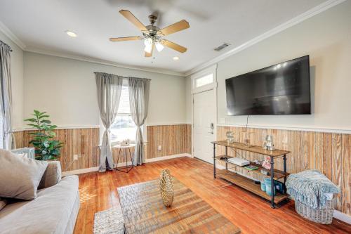 Walkable San Antonio Home Deck and Grill! in San Antonio, USA