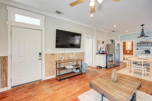Walkable San Antonio Home Deck and Grill! in San Antonio, USA