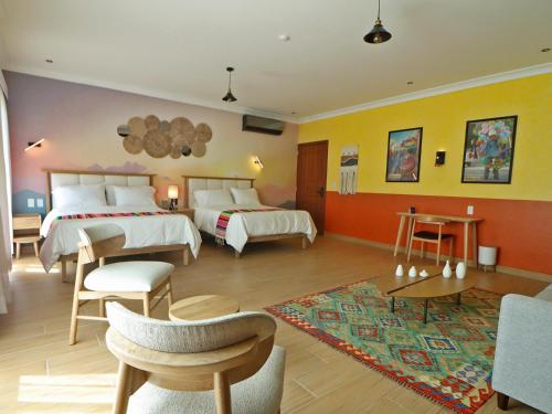 2 queen beds, 1 sofa bed