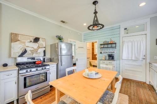 Walkable San Antonio Home Deck and Grill! in San Antonio, USA