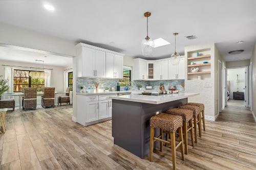Chic Getaway w Heated Pool & Short Walk to Beach in Hollywood, USA