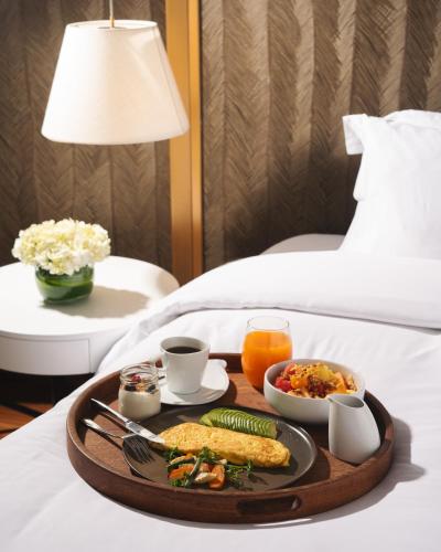Deluxe King Room image 2