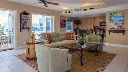 Two-Bedroom Apartment with Ocean View room in Gulfside Vistas by Last Key Realty