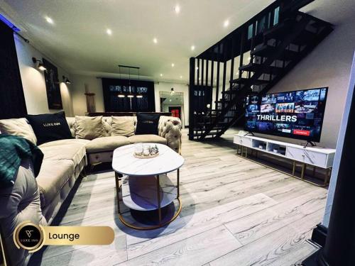 Luxurious 4-BEDROOM House, Near Heathrow Terminal 4 gîte à louer Colnbrook