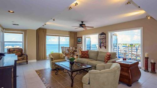 Two-Bedroom Apartment with Ocean View image 9