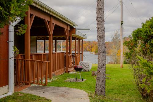 5BR Lakefront Dock Retreat in White Lake, USA