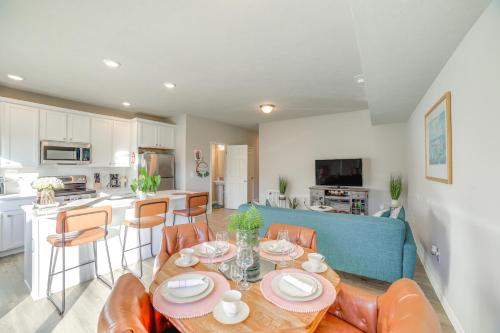 10 Mi to Grand Rapids Modern Townhome! in Kentwood, USA