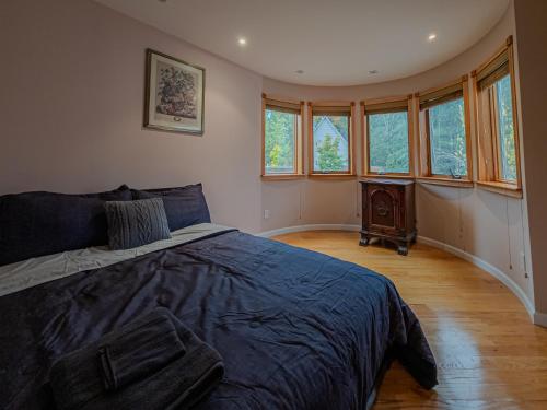 Charming 5BR Lake & Dock & Sauna All Year in White Lake, USA